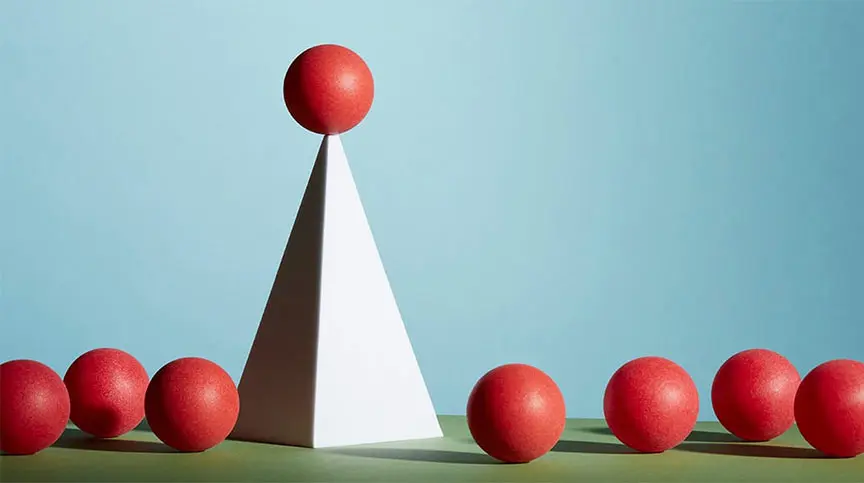 导航一个红色球形的图象在金字塔顶部的其他红色球形代表了如何实现如何实现全身变化的概念开始在顶部