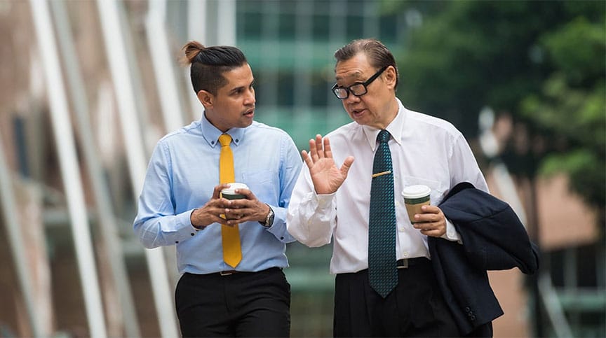 资深商人与初级商人在工作中进行指导